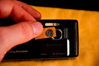 Illustration for article titled Make a Cellphone Macro Lens From An Old DVD Player